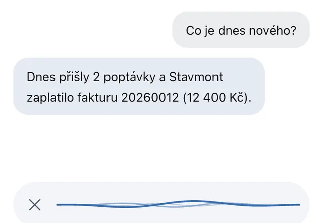 Mobilní chat v hlasovém režimu: dotaz Co je dnes nového, odpověď asistenta o nových poptávkách a zaplacené faktuře a vlnka, která se kreslí, když mluvíte.